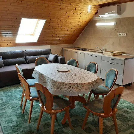 8 Féröhelyes Appartement *
